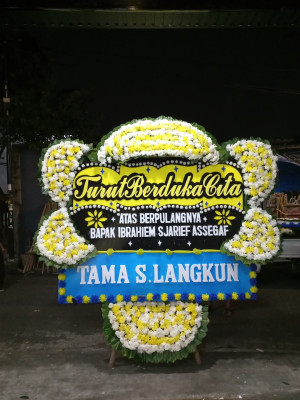 Papan Bunga Duka di Padang Bulan