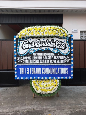 Papan Bunga Duka di Padang Bulan